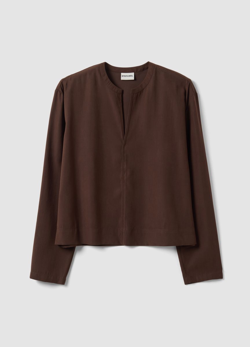Fließende Bluse mit V-Schlitz am Kragen