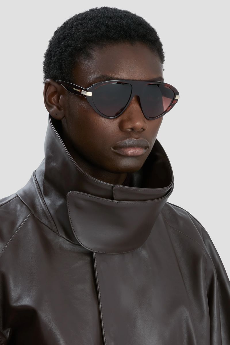 Markante Visier-Sonnenbrille mit Scharnierdetail