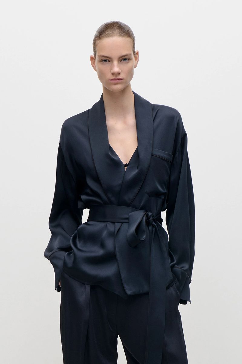Elegante Satinbluse mit Bindegürtel