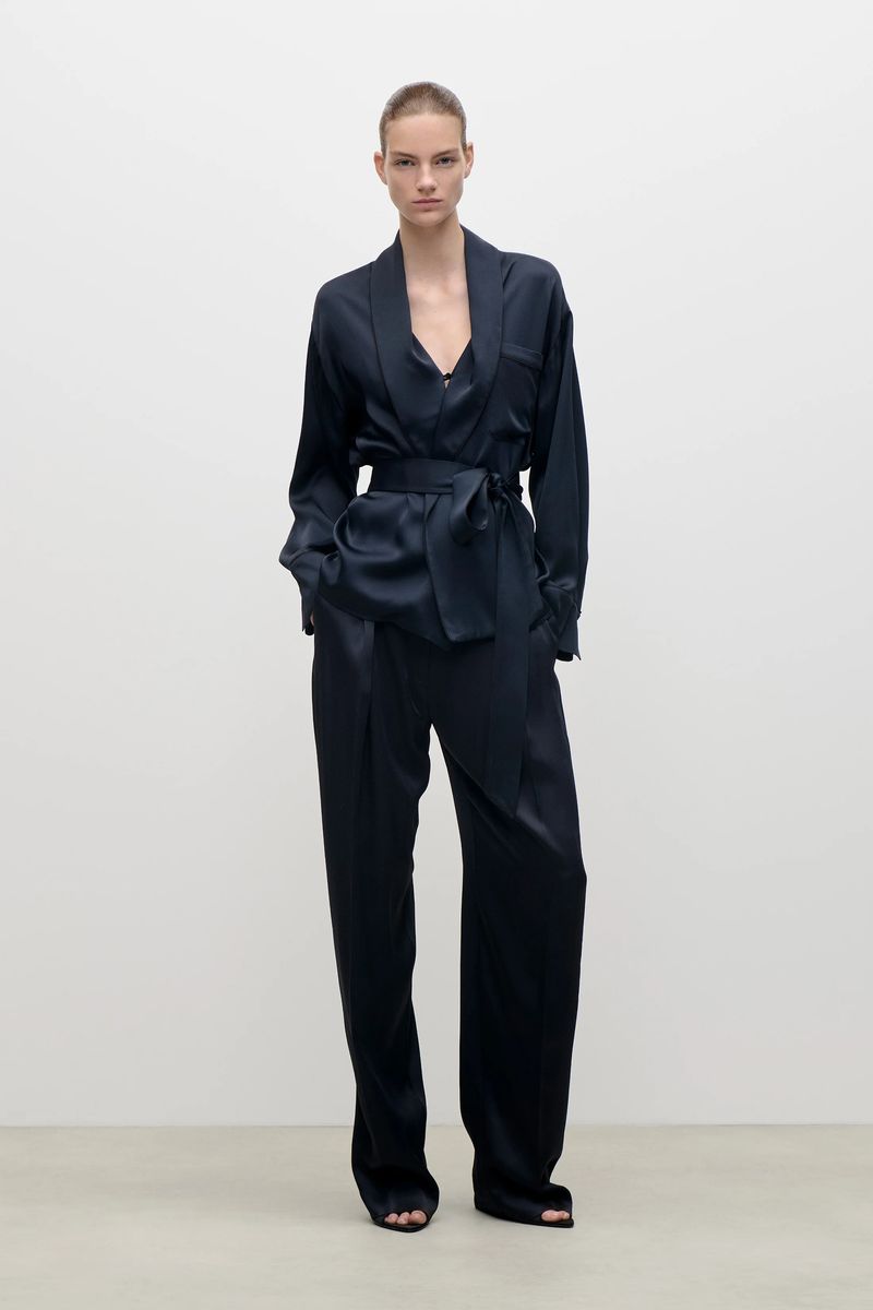 Elegante Satinbluse mit Bindegürtel
