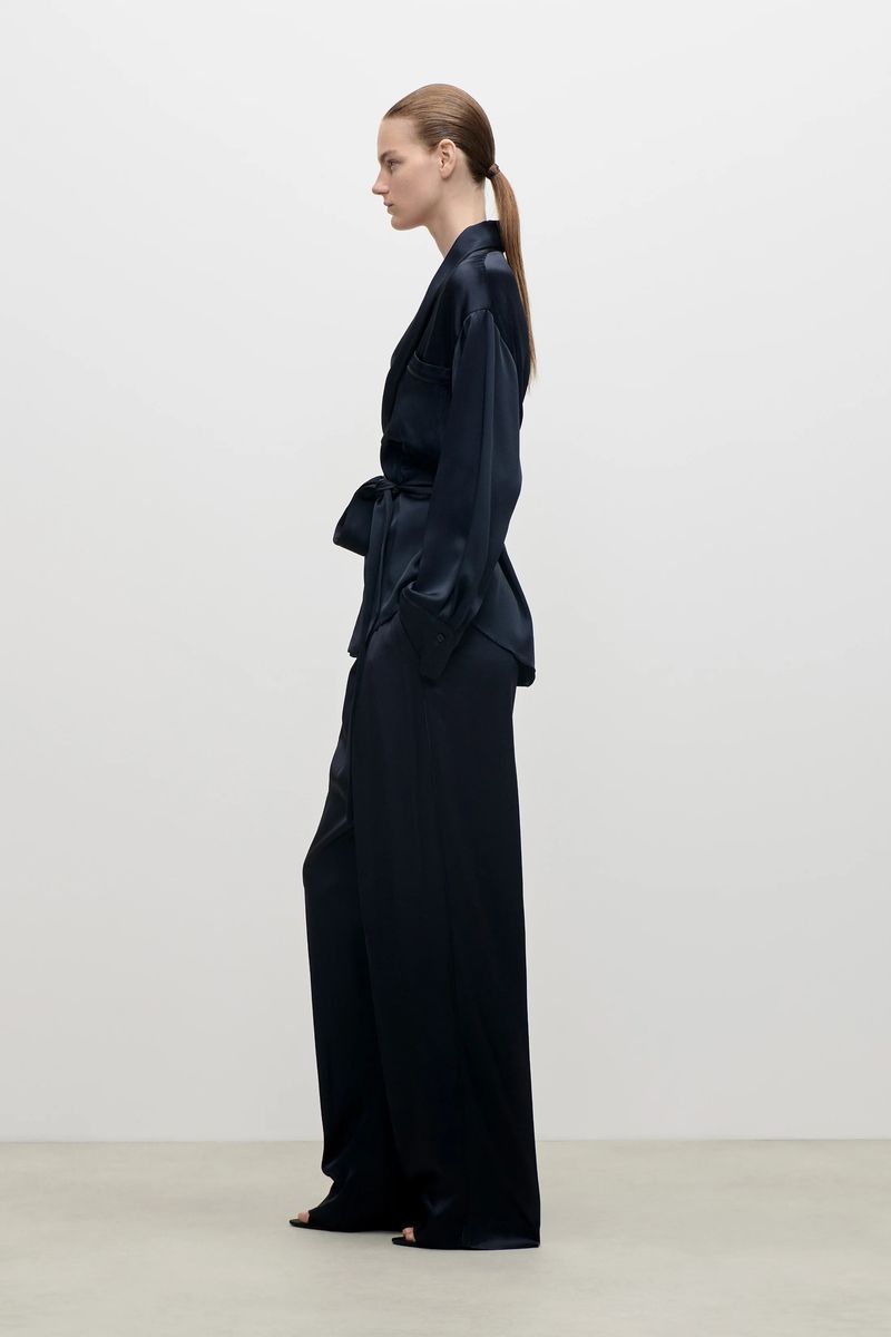 Elegante Satinbluse mit Bindegürtel