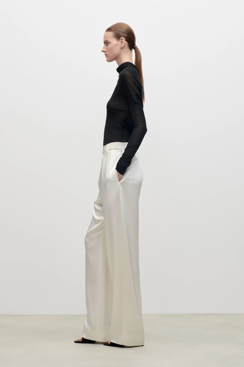 Weite Satinhose mit geschwungenem Bein