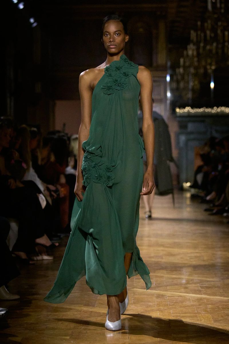 Elegante Asymmetrische Plissee-Seidenrobe