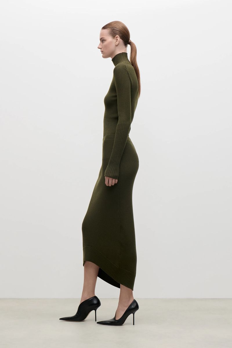 Asymmetrischer Midirock aus Feinstrick