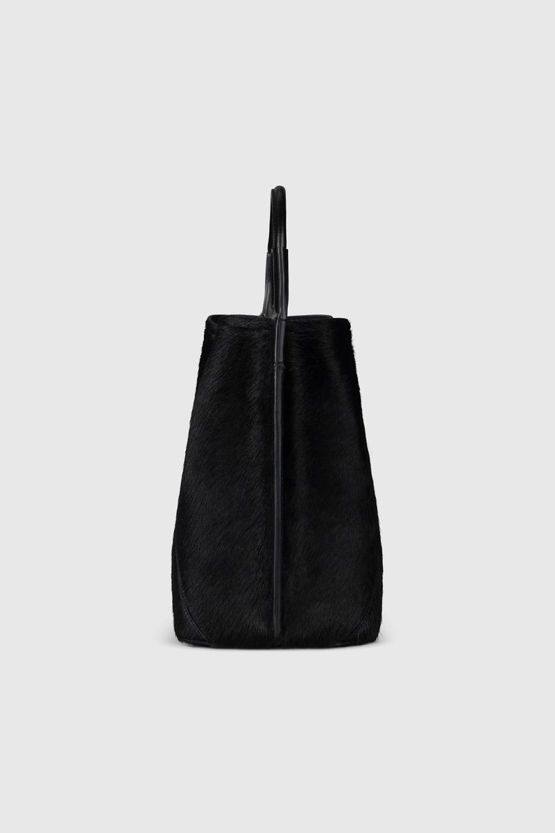 Geometrische Beuteltasche aus Pelzleder