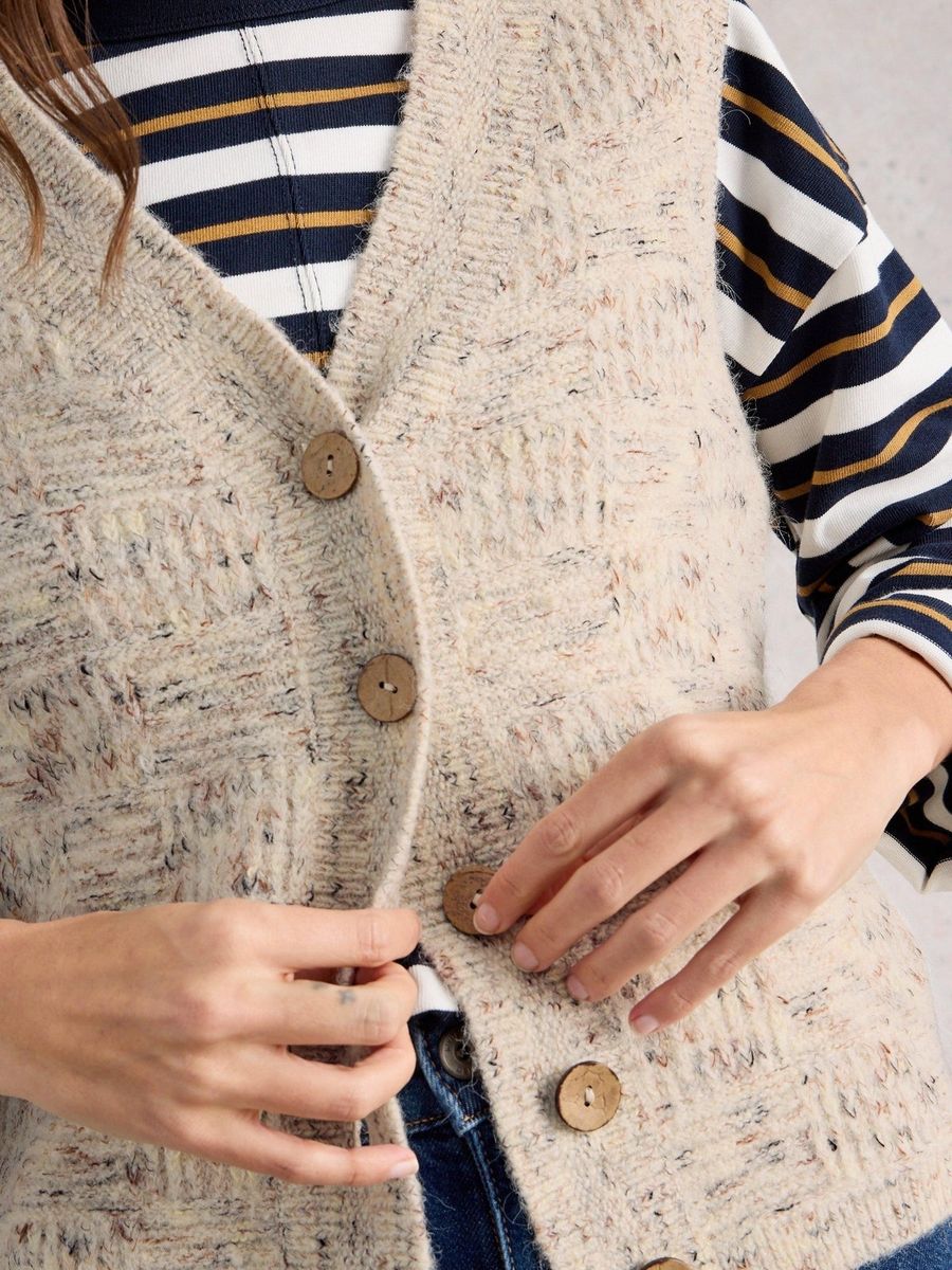 Strickweste aus Noppengarn mit Knopfleiste
