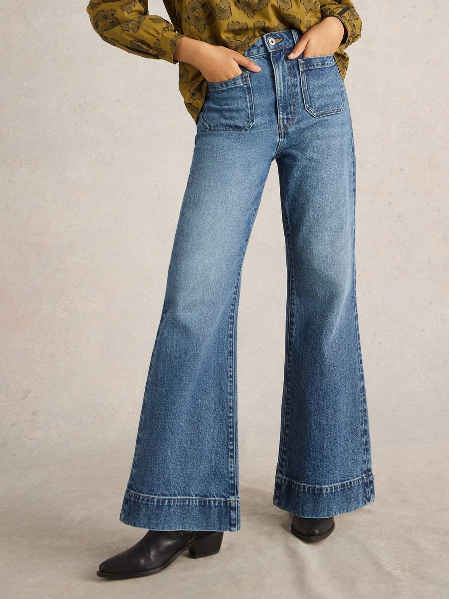 Frankie Jeans mit ausgestelltem Bein
