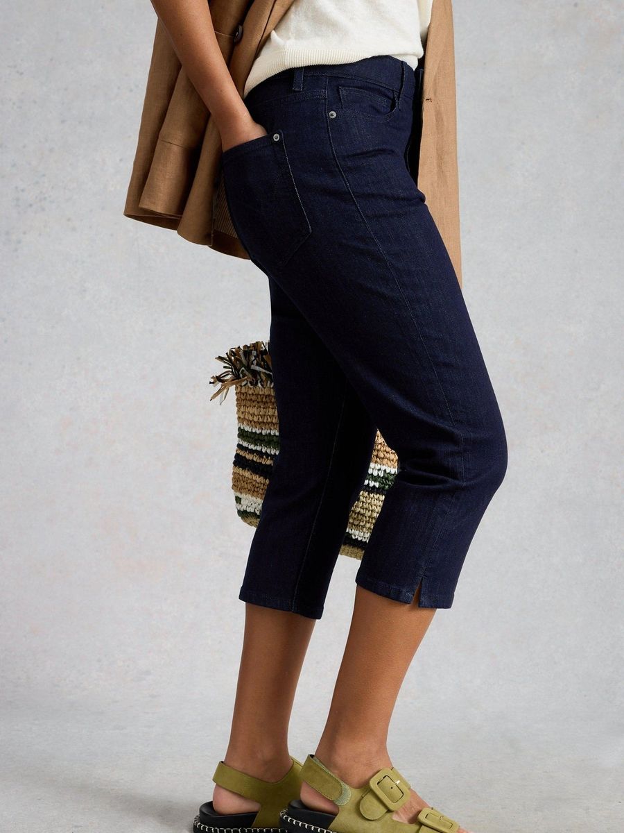 Schmal geschnittene Caprijeans mit Seitenschlitzen