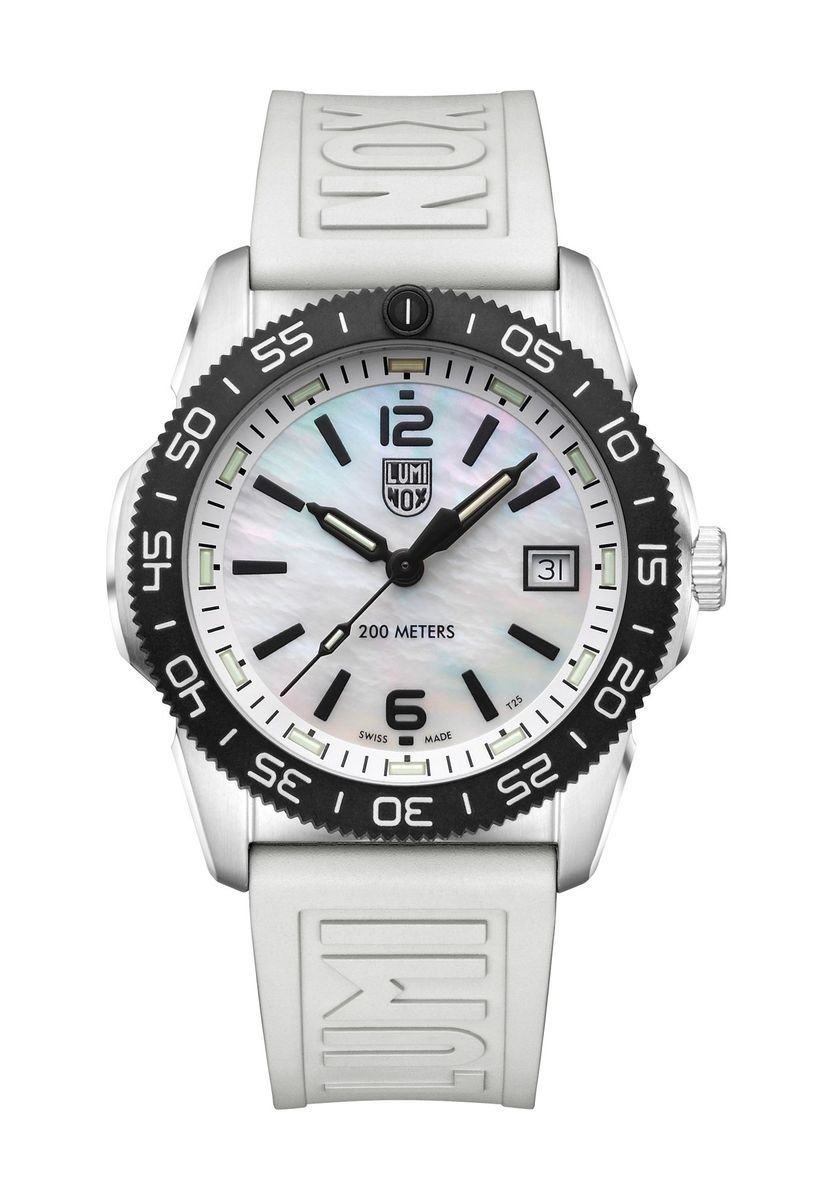 Weiße Sportuhr mit Perlmutt-Zifferblatt