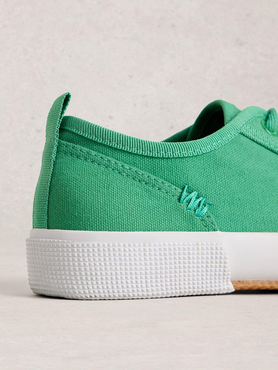 Canvas-Sneaker mit handgestickten Akzenten