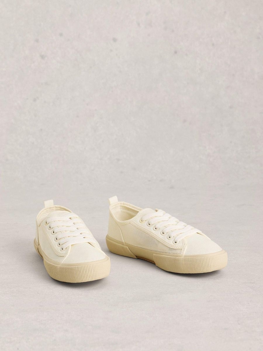 Canvas-Sneaker mit Netzeinsätzen