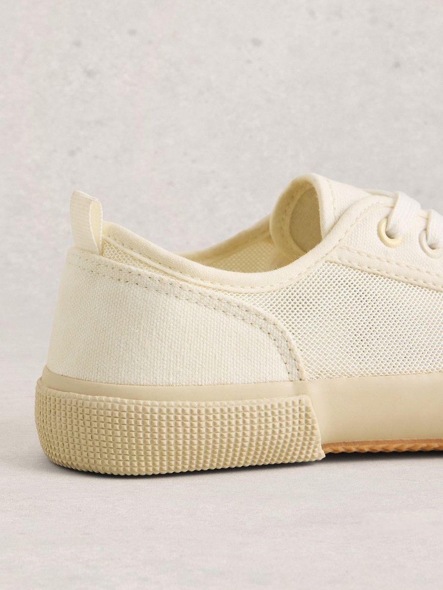 Canvas-Sneaker mit Netzeinsätzen