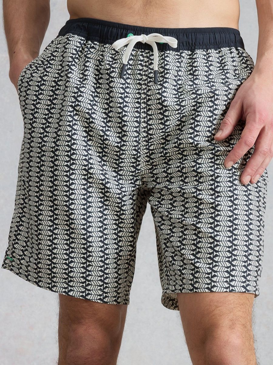 Badeshorts mit geometrischem Fischmuster