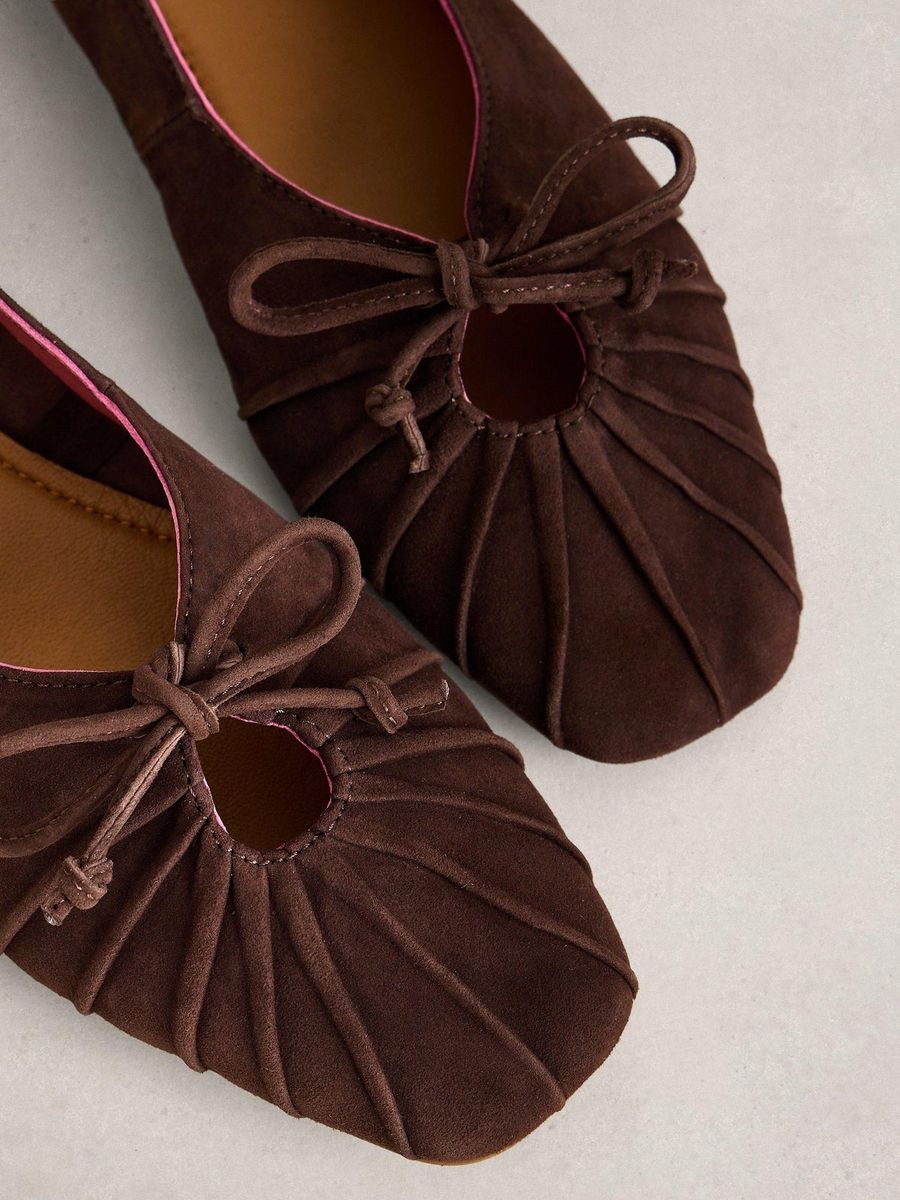 Geraffte Wildleder-Ballerinas mit Schleife