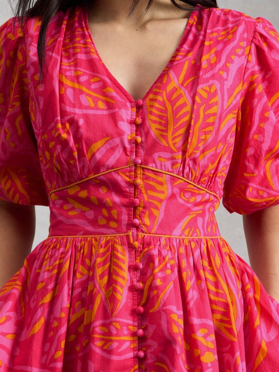 Farbenfrohes Midikleid mit Puffärmeln