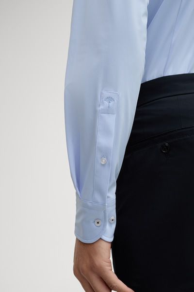 Modernes Slim-Fit Reisehemd