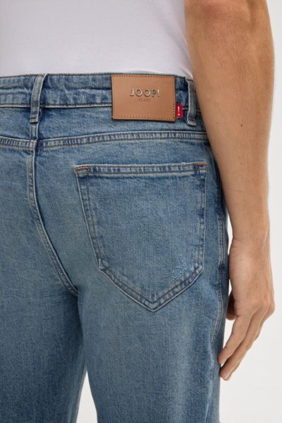 Locker geschnittene Jeans mit Destroyed-Effekten