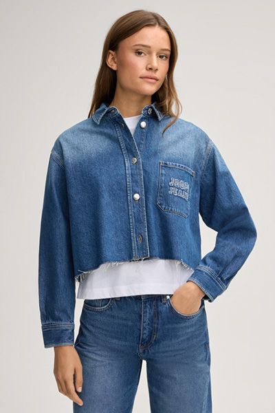 Kurz geschnittene Jeansbluse mit Fransensaum