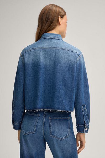 Kurz geschnittene Jeansbluse mit Fransensaum
