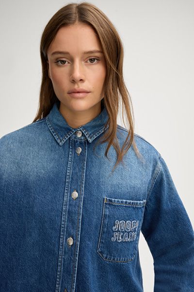 Kurz geschnittene Jeansbluse mit Fransensaum
