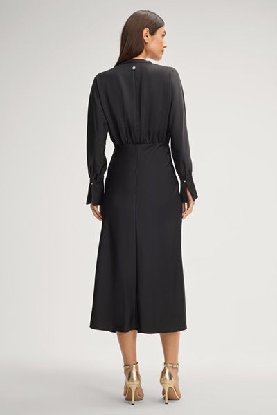 Elegantes Satin-Midikleid mit gesmokter Taille