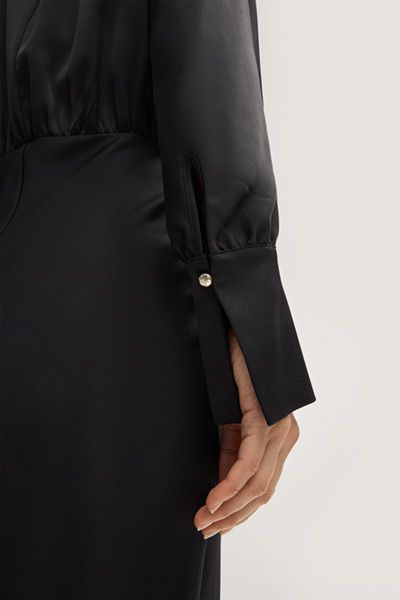 Elegantes Satin-Midikleid mit gesmokter Taille
