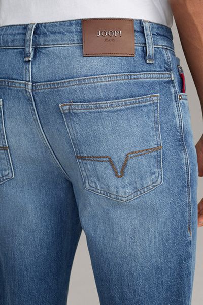 Slim-Fit mit Destroyed-Details