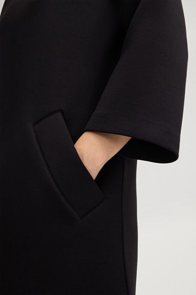 Modernes Scuba-Kleid mit Stehkragen