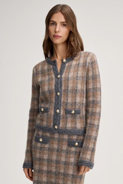 Karierte Strickjacke mit Zopf-Details
