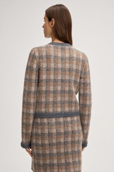 Karierte Strickjacke mit Zopf-Details