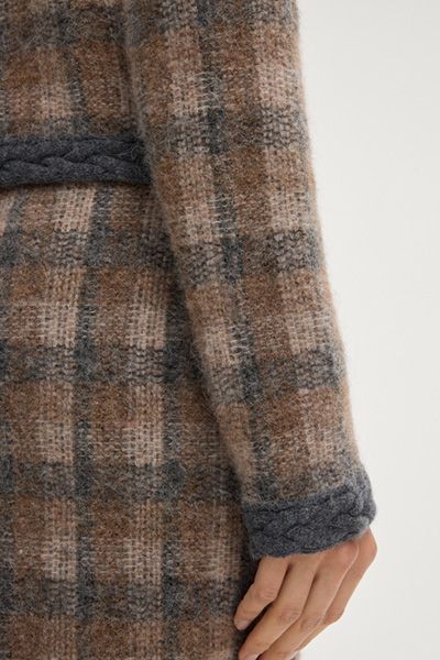 Karierte Strickjacke mit Zopf-Details