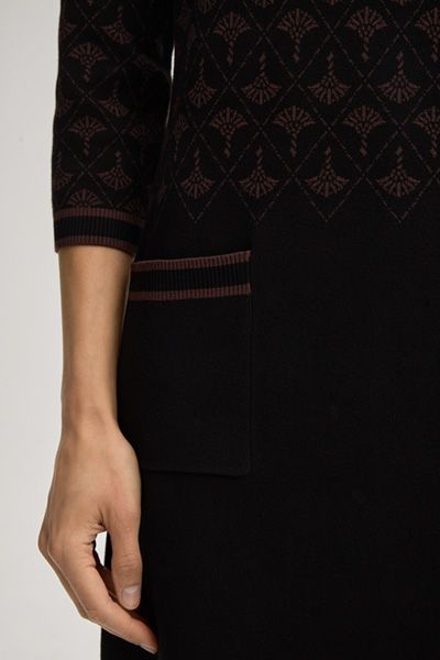 Gemustertes Strickdesign mit aufgesetzten Taschen