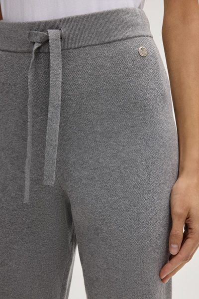 Feingestrickte Hose mit ausgestelltem Bein