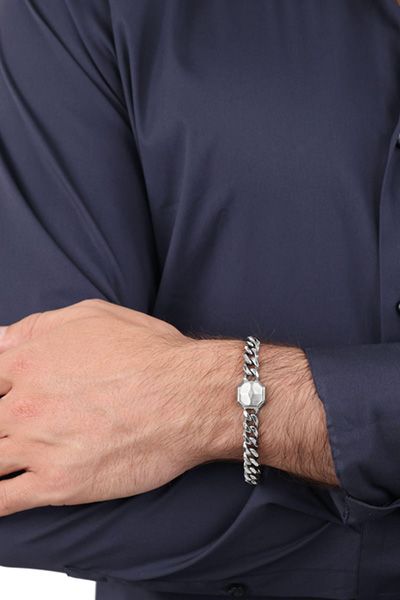 Panzerarmband mit geometrischem Detail