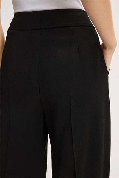 Schmal zulaufende Crepe-Hose mit Hochbund