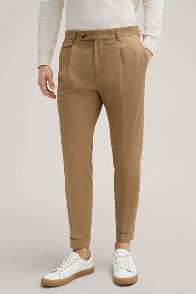 Moderne Chino mit Bundfalte