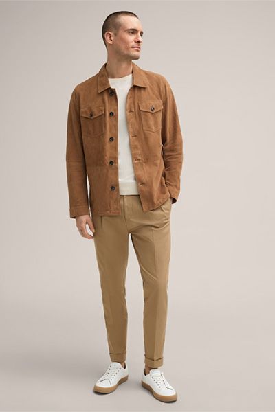 Moderne Chino mit Bundfalte