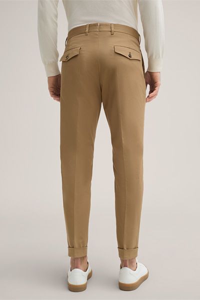 Moderne Chino mit Bundfalte