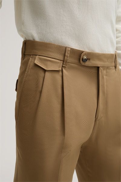 Moderne Chino mit Bundfalte