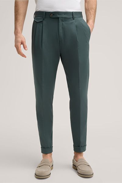 Schmal geschnittene Baumwollhose mit Bundfalte