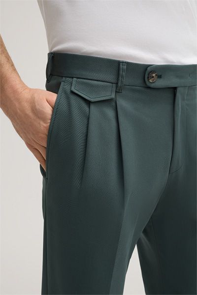 Schmal geschnittene Baumwollhose mit Bundfalte
