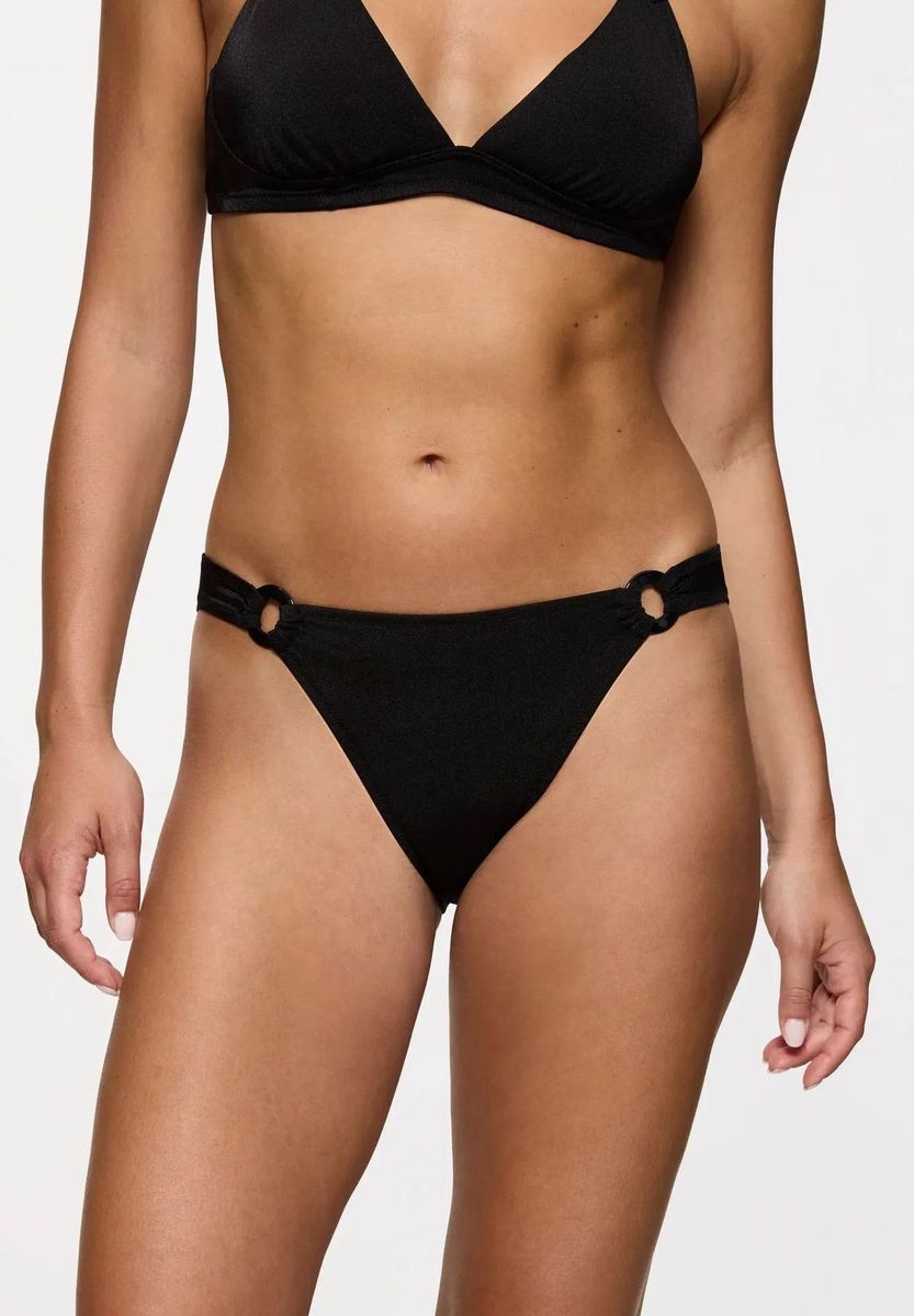 Eleganter schwarzer Bikini-Slip mit Zierringen