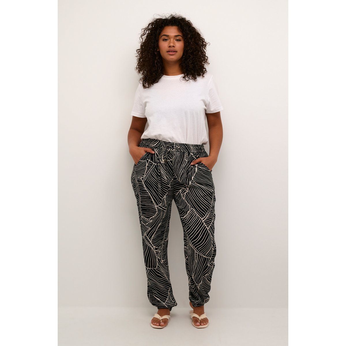 Casual Hose Loose fit Black/Turtledove Leaf Print black
