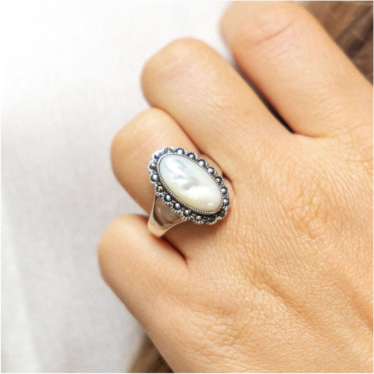 Zeeme Gemstones Ring Silber 925 oxydiert mit weißem Perlmutt und 18 Markasit-Steinen