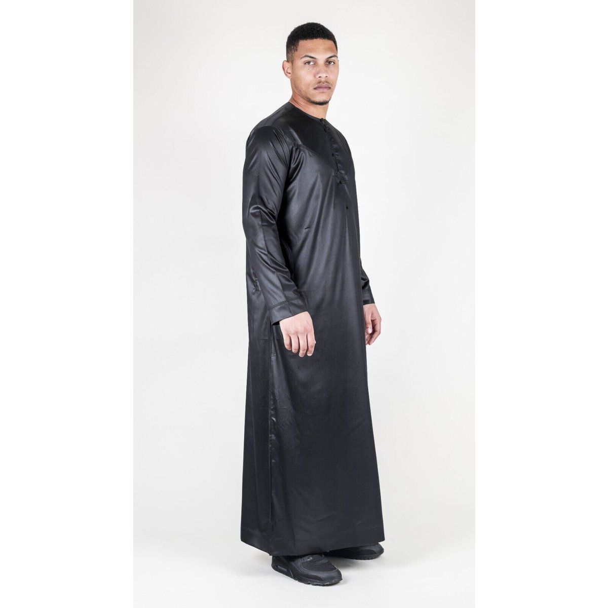 Schwarzes Thobe-Gewand für Herren aus Satin, emiratische islamische Jubba Eid, schmale Passform