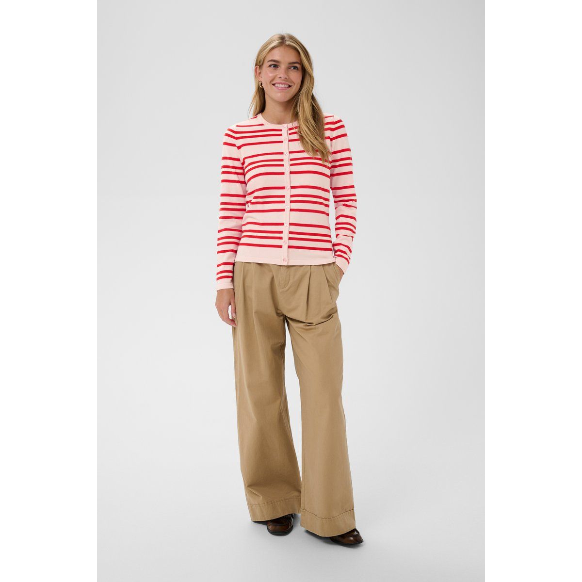 Gestreifte Feinstrick-Strickjacke mit Knopfleiste