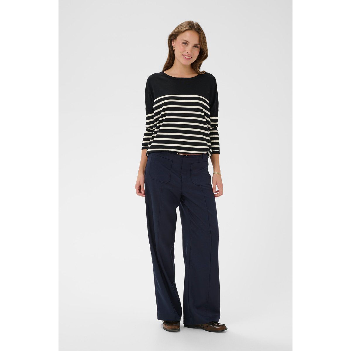 Gestreifter Oversize-Pullover mit U-Boot-Ausschnitt