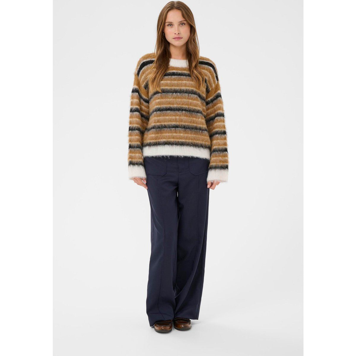 Gestreifter flauschiger Strickpullover mit Rundhals