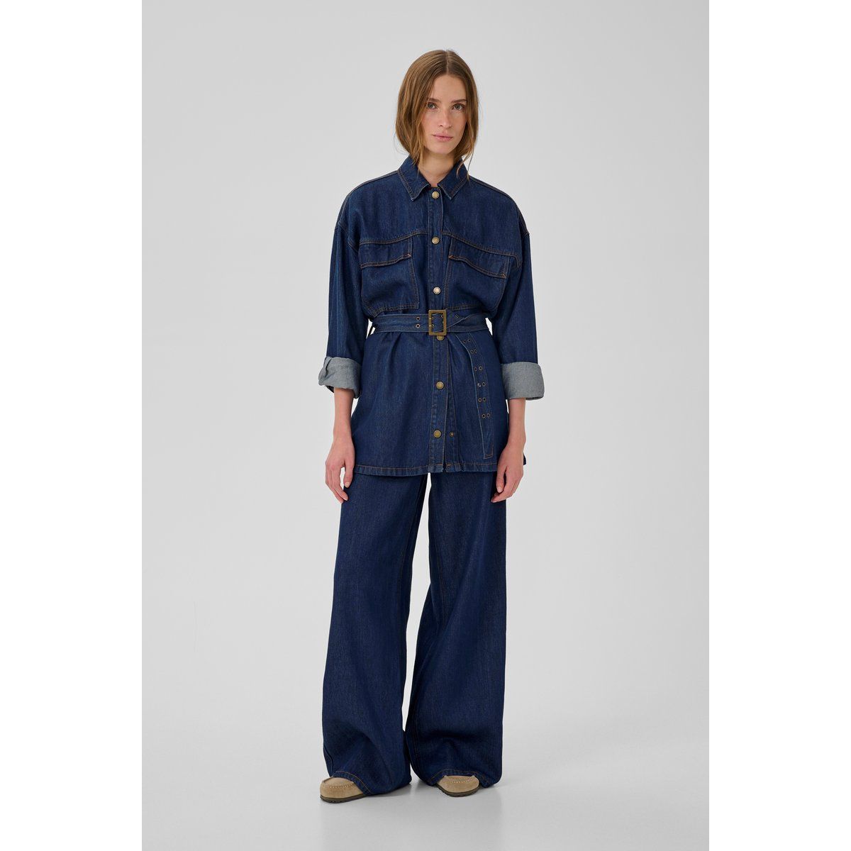 Langes Jeanshemd mit Bindegürtel