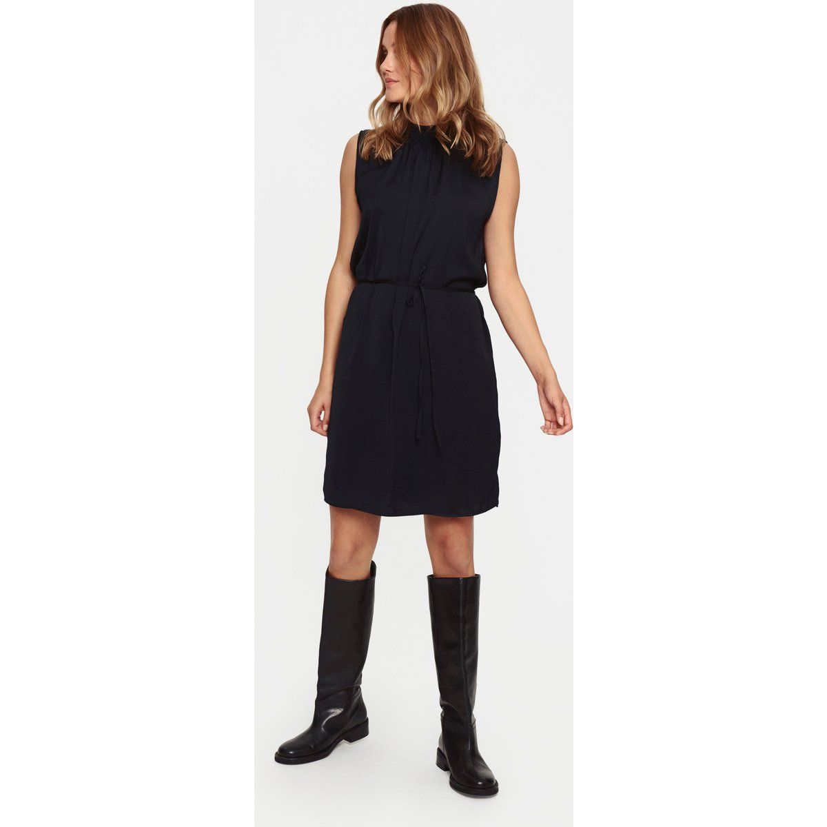Ärmelloses High-Neck Kleid mit Bindegürtel